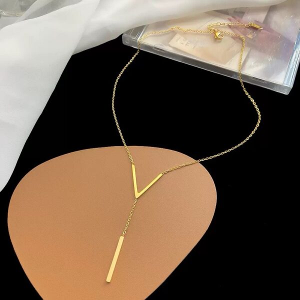 Vee necklace
